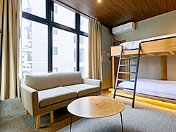 Hostyが運営する宿泊施設では、クラスの家具が使用されている